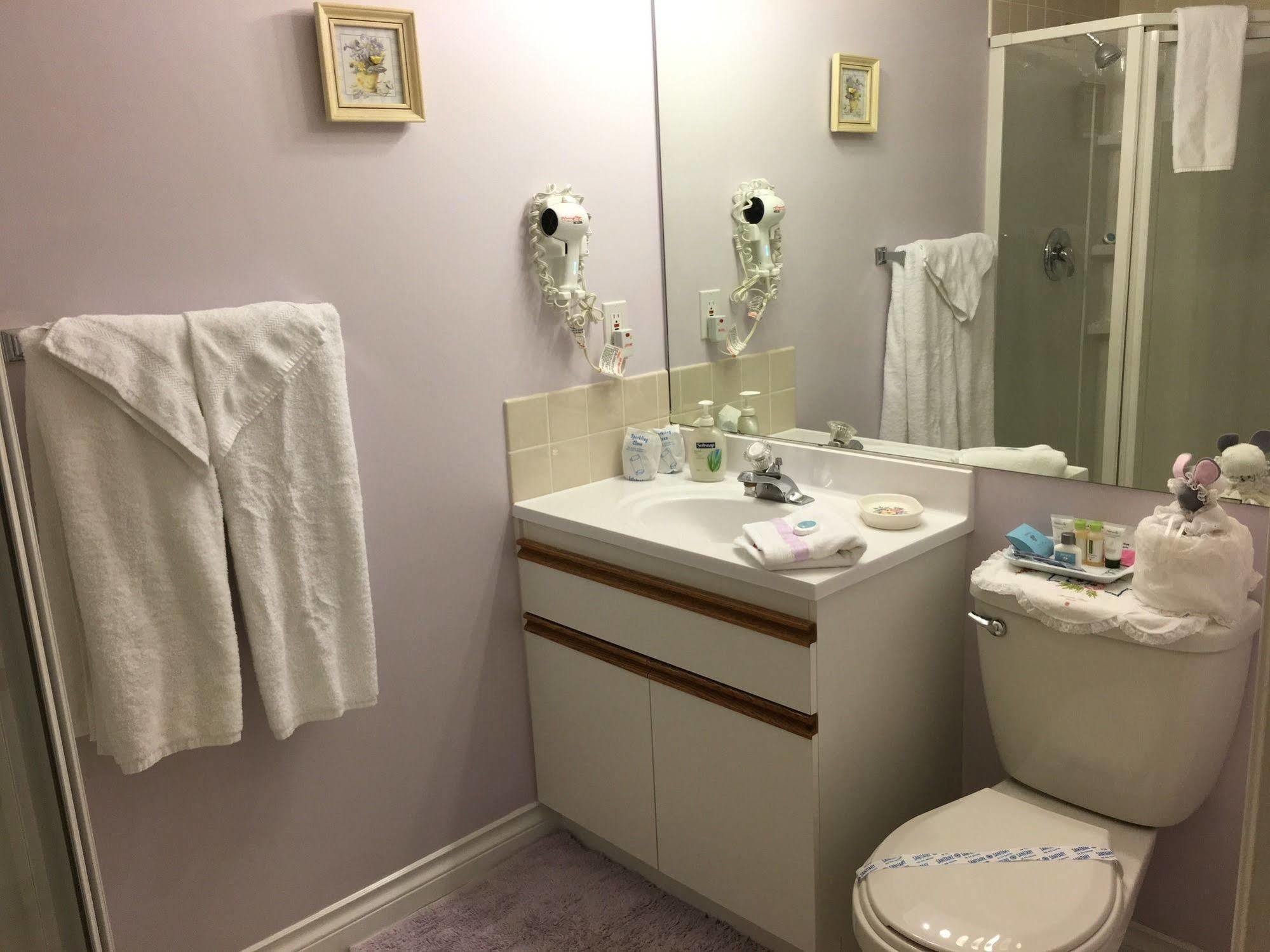 Alexandria House Bed & Breakfast เวสต์ เคโลว์นา ภายนอก รูปภาพ