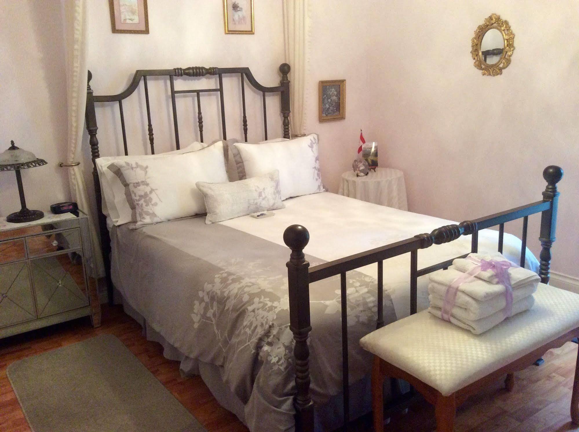 Alexandria House Bed & Breakfast เวสต์ เคโลว์นา ภายนอก รูปภาพ